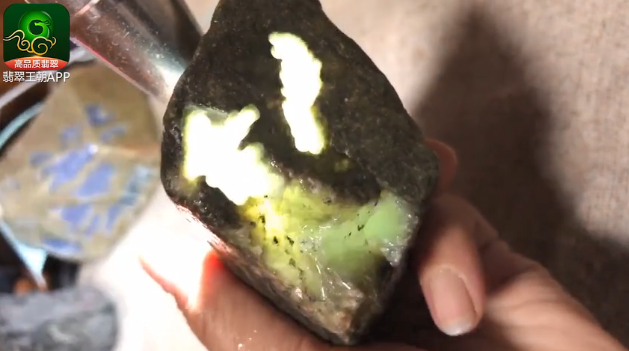 莫西沙场口冰种翡翠原石皮壳打灯特点表现