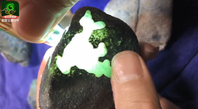 翡翠原石料子-莫西沙冰种翡翠原石料子打灯皮壳特点表现
