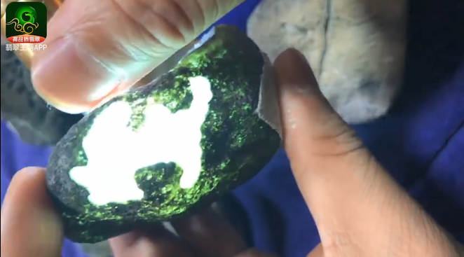 翡翠原石料子-莫西沙冰种翡翠原石料子打灯皮壳特点表现
