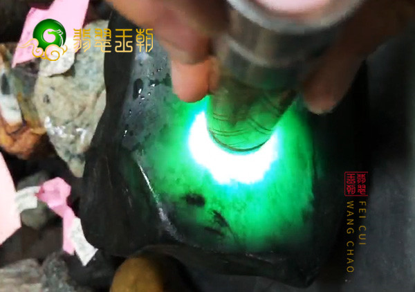 翡翠原石打灯:翡翠赌石通过强光手电筒打灯的优势和劣势