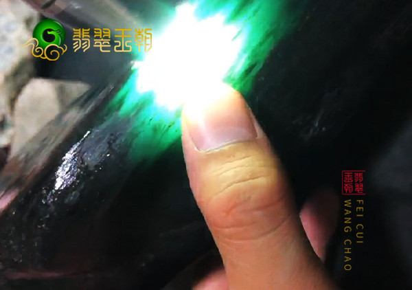 翡翠原石打灯:翡翠赌石通过强光手电筒打灯的优势和劣势